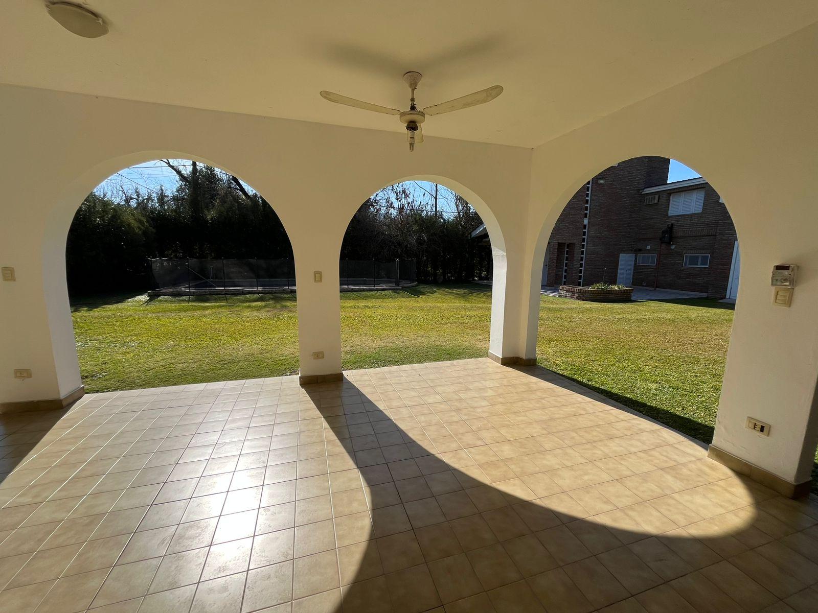 Chalet en barrio Los Troncos