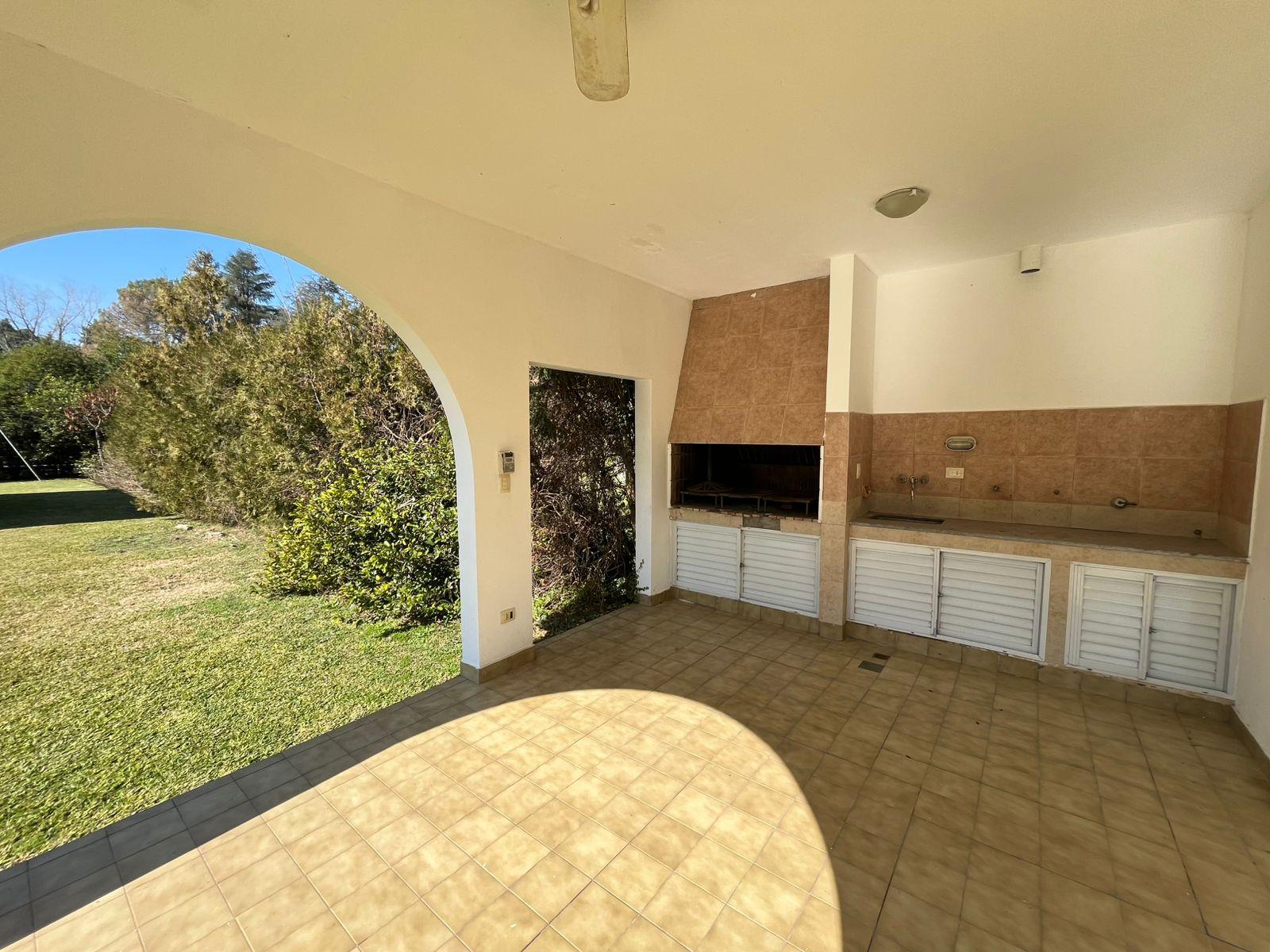 Chalet en barrio Los Troncos