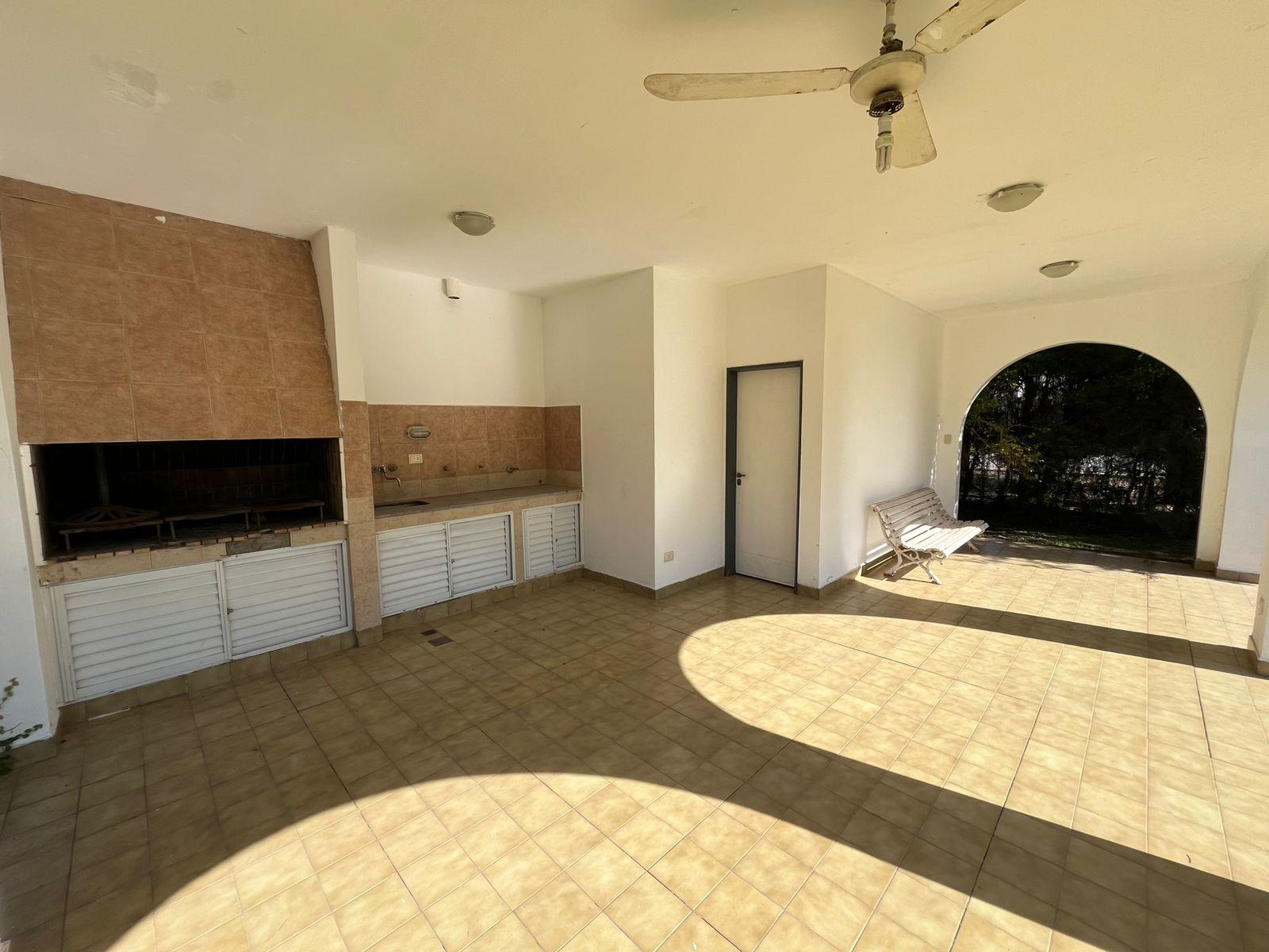 Chalet en barrio Los Troncos