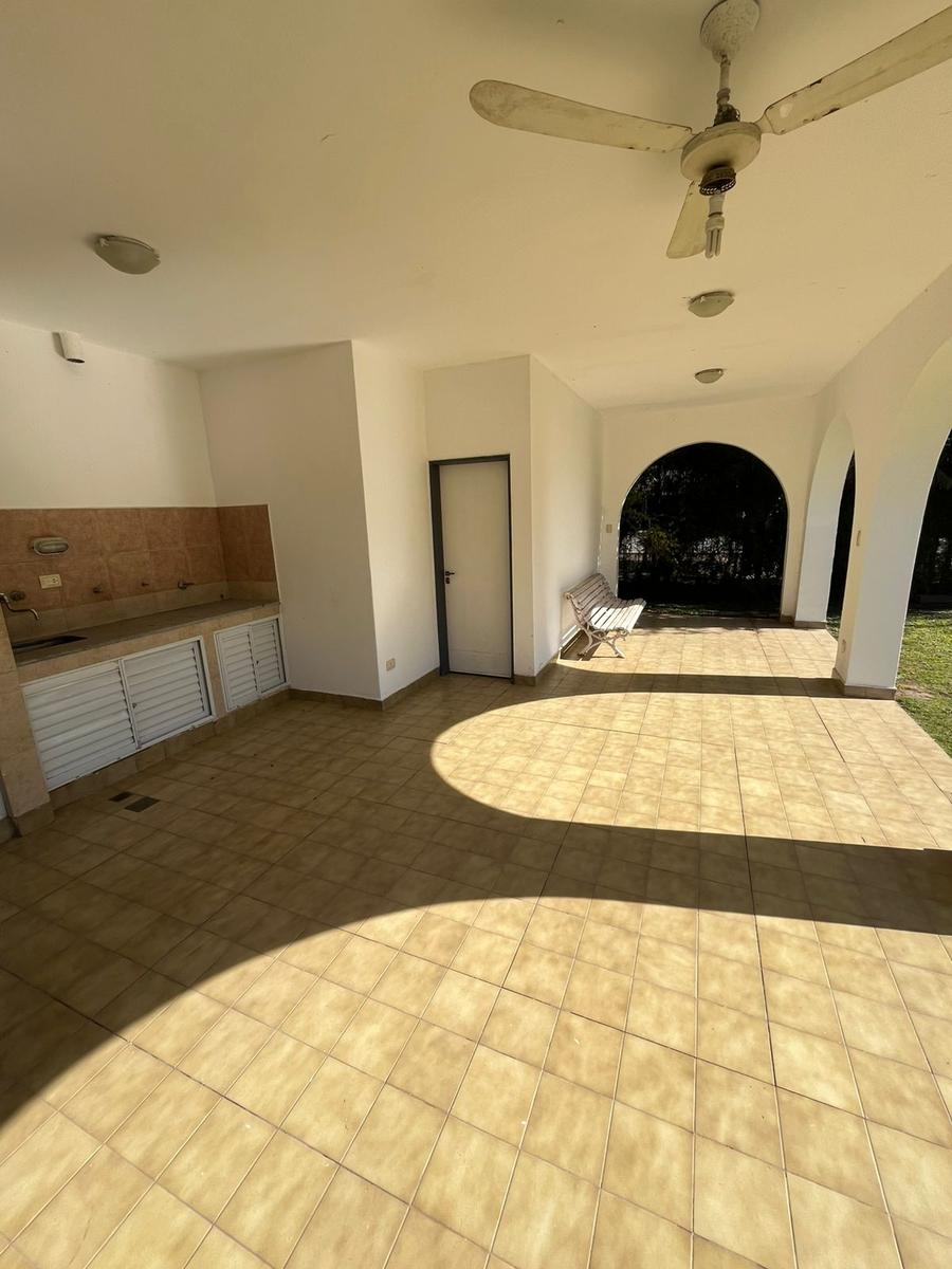 Chalet en barrio Los Troncos