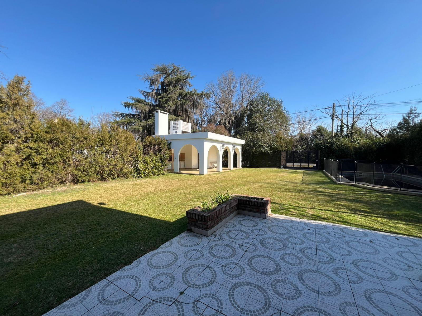 Chalet en barrio Los Troncos