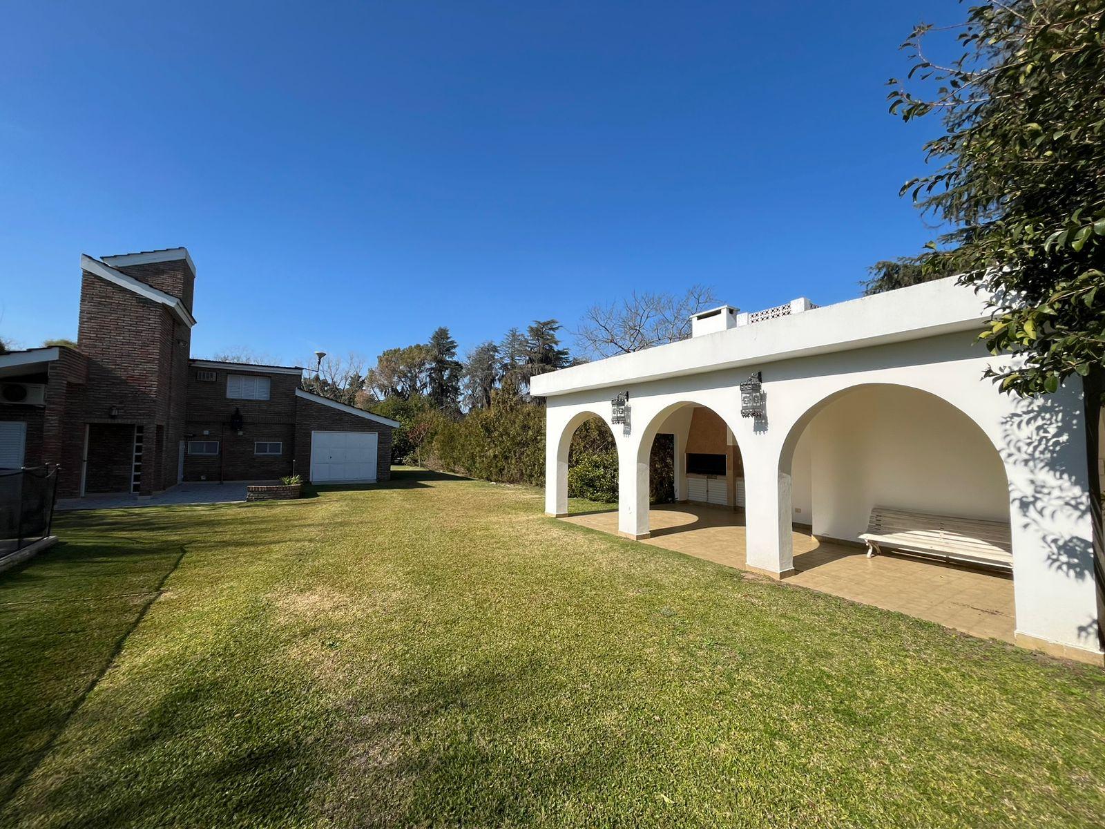 Chalet en barrio Los Troncos