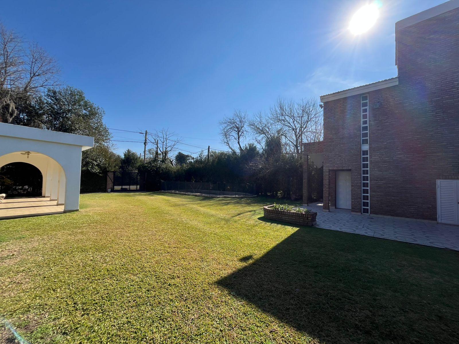 Chalet en barrio Los Troncos