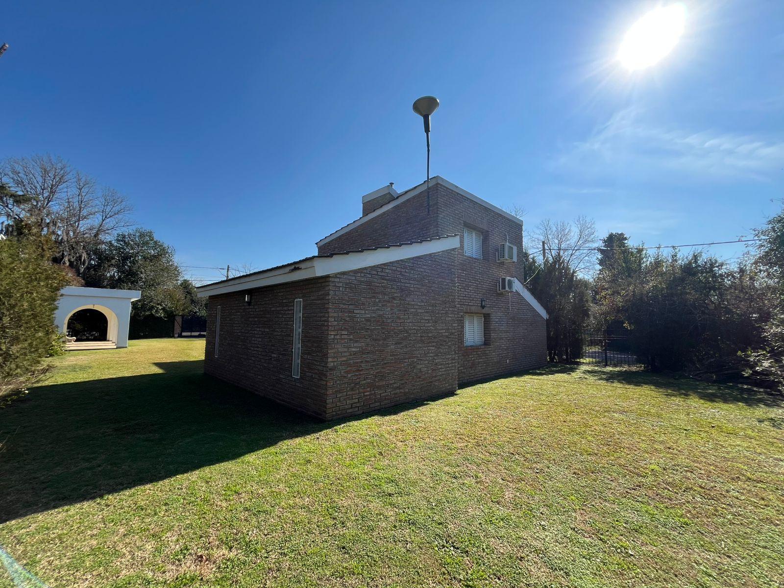 Chalet en barrio Los Troncos