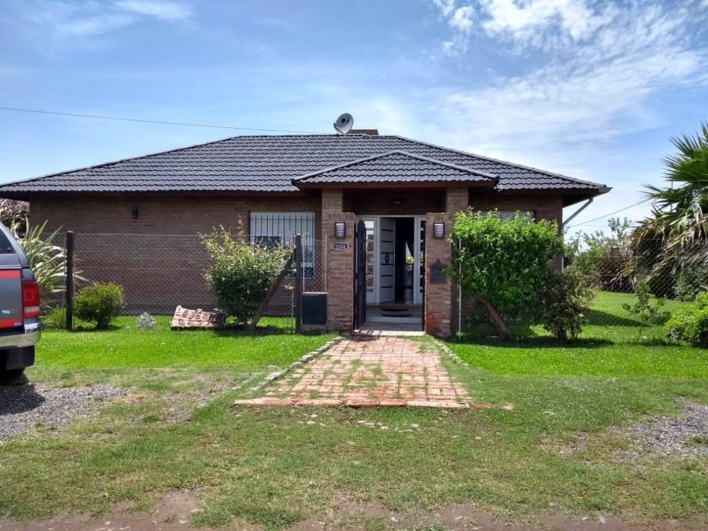 Chalet en Punta Chacra La Yerra al 2200 Roldan